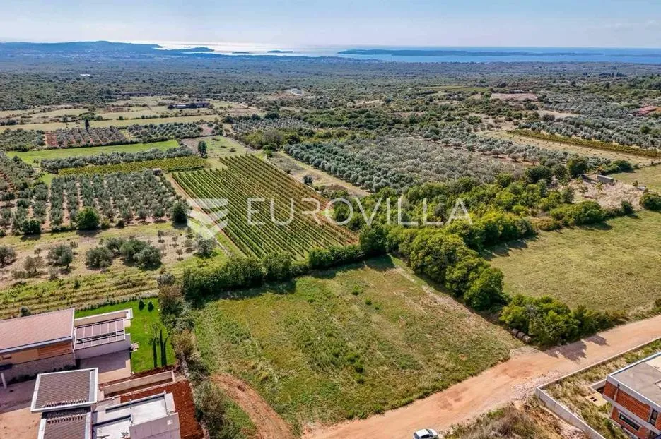 Istra, Vodnjan, građevinsko zemljište 1783 m² s pogledom na more, idealna lokacija