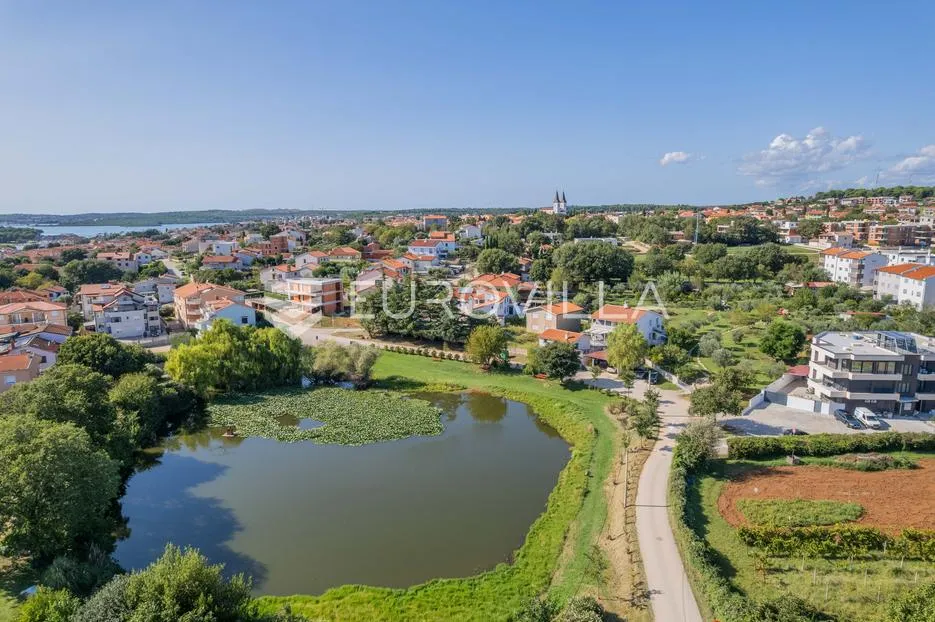 istra, medulin, stan s dvorištem, bazenom i jezerom u neposrednoj blizini - slika 25