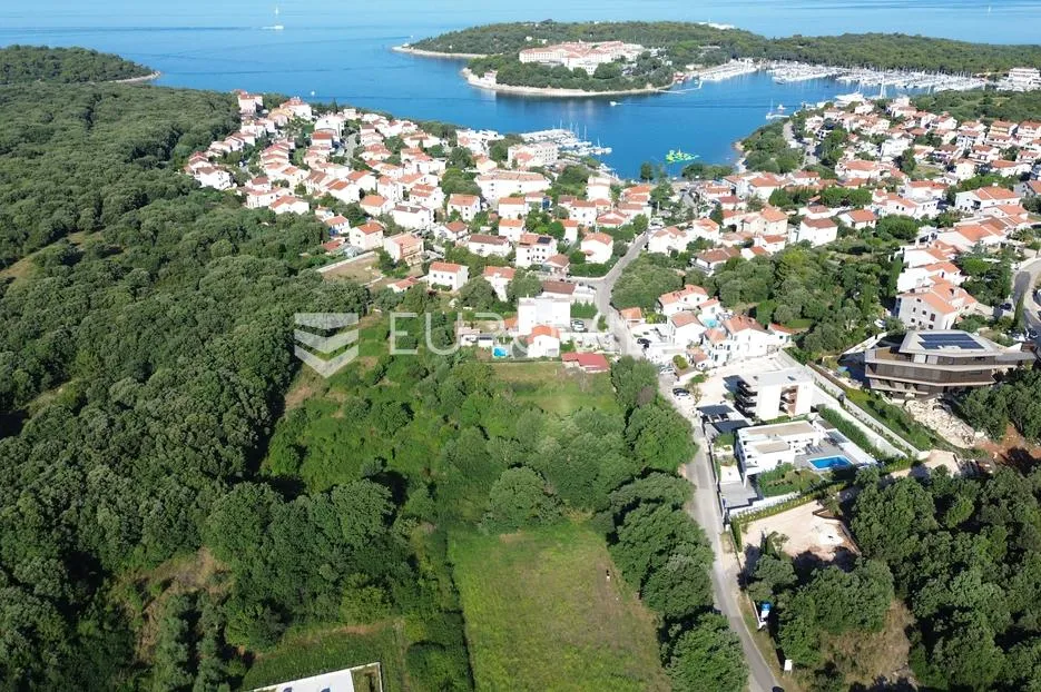 pula, pješčana uvala, lijepa građevinska parcela 757 m² okružena zelenilom, 350 m od mora - slika 6