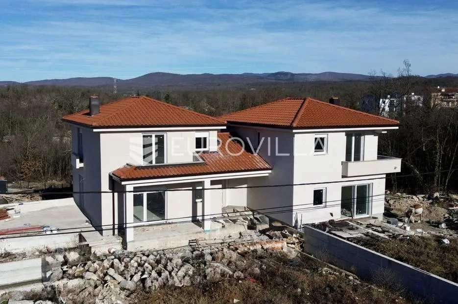 matulji, mučići, novoizgrađena dvojna kuća roh bau, četverosoban stan 213 m², bazen - slika 2