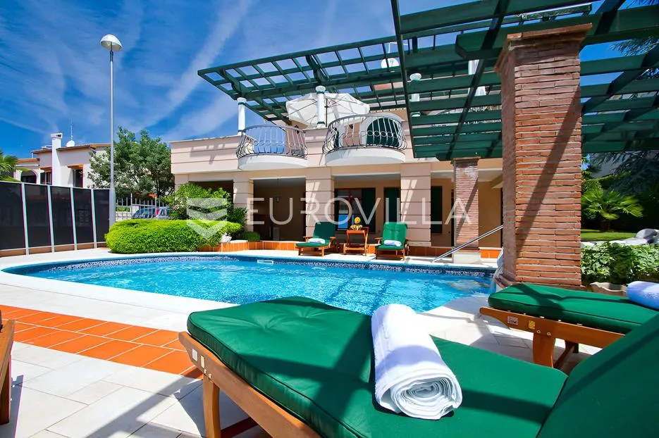 poreč, ekskluzivna vila s 430 m2, atraktivna lokacija - slika 4