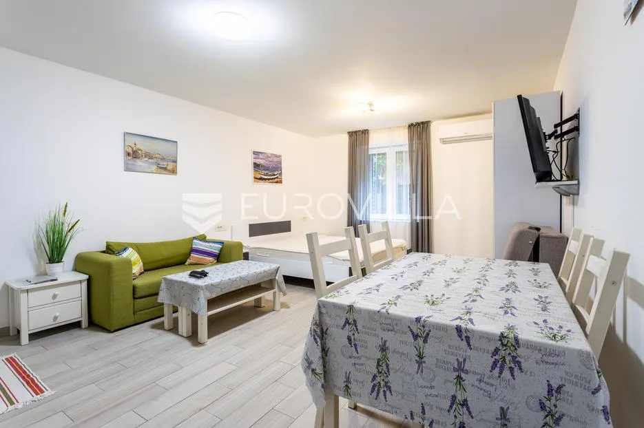 split, bol, dva namještena studio apartmana u centru grada - slika 25