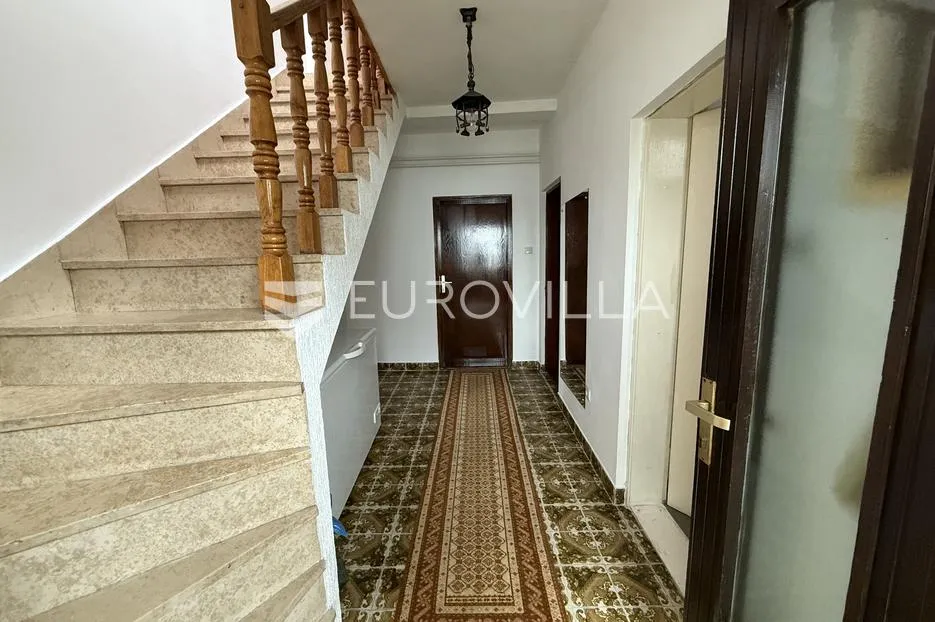Osijek, Tenja, na prodaju kuća površine 200 m² sa velikom okućnicom