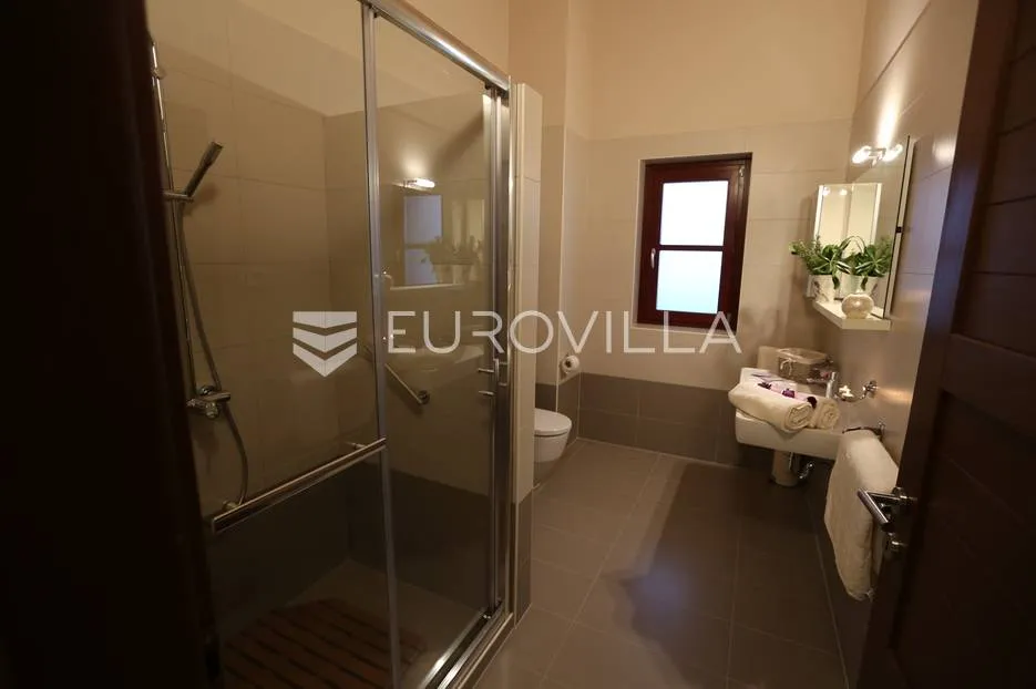 istra, savičenta, juršići, moderna vila 400 m2 na velikoj okućnici 1986m2 - slika 18