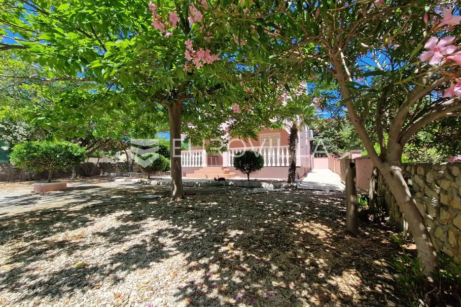 vir, samostojeća kuća s dva apartmana, pogledom na more i velikom okućnicom - slika 16