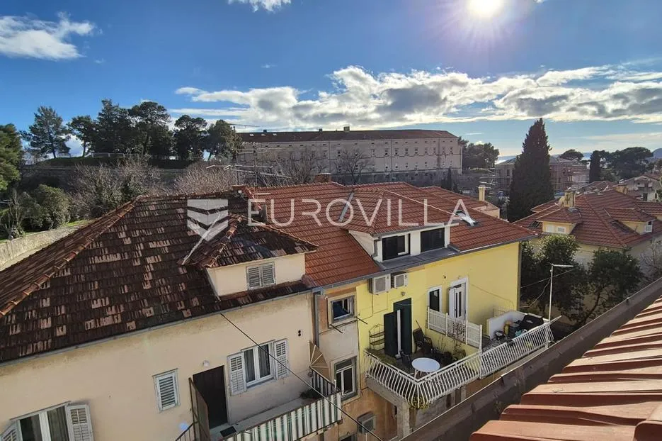 split, gripe, trosoban stan 60 m², iznimna lokacija, potencijal za renovaciju - slika 2
