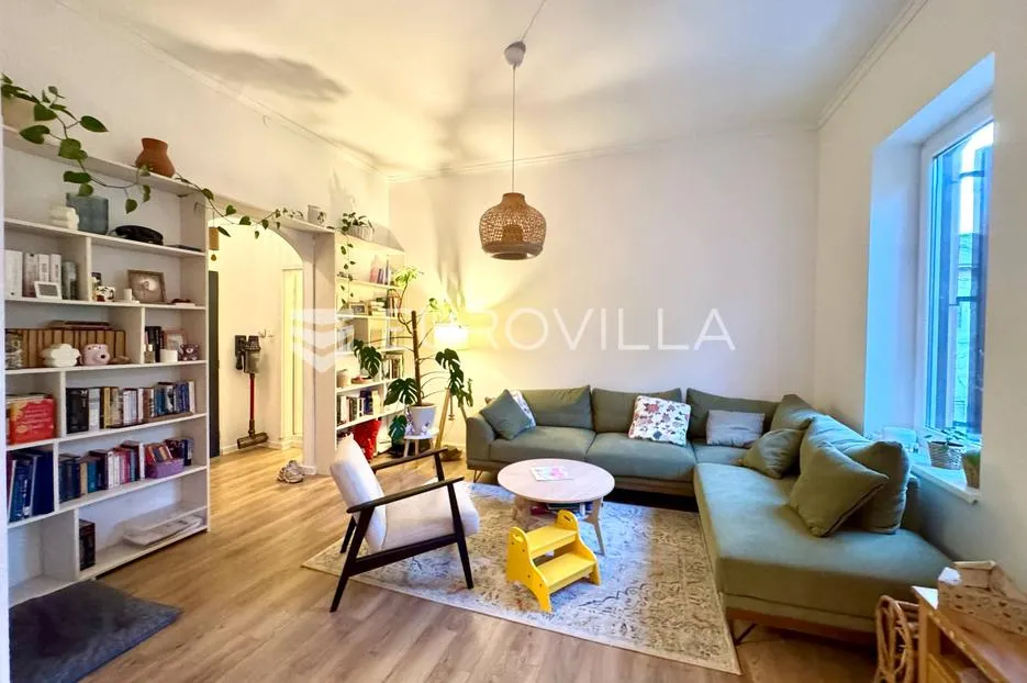 Istra, Pula, predivan renovirani austrougarski stan na traženoj lokaciji