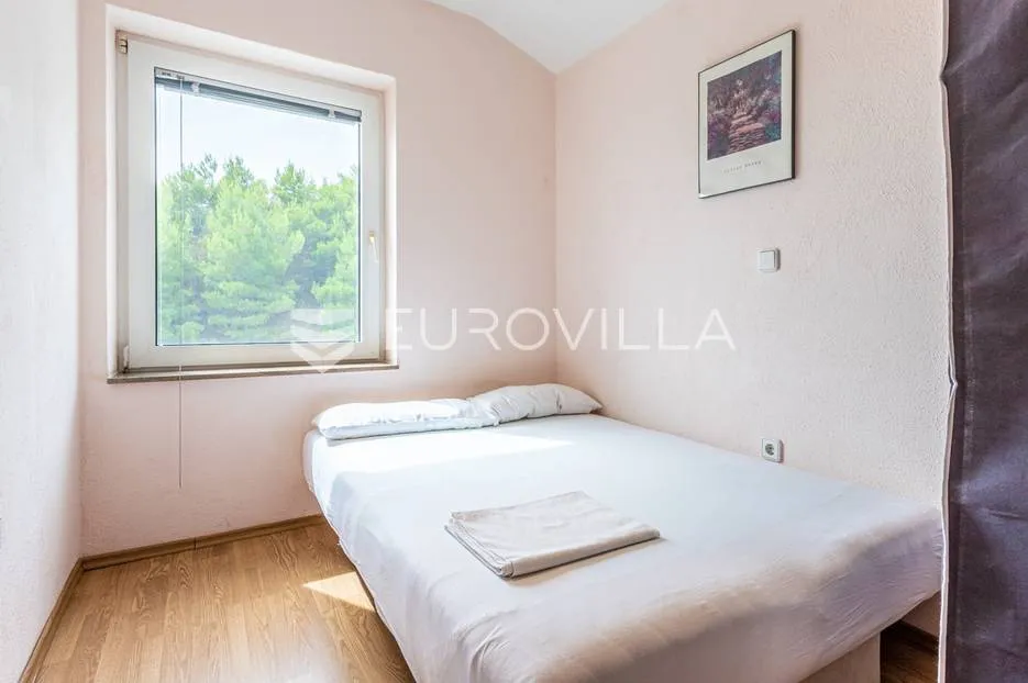 omiška rivijera- lokva rogoznica, apartmanska kuća s 8 stanova, udaljena 300 m od mora. - slika 27