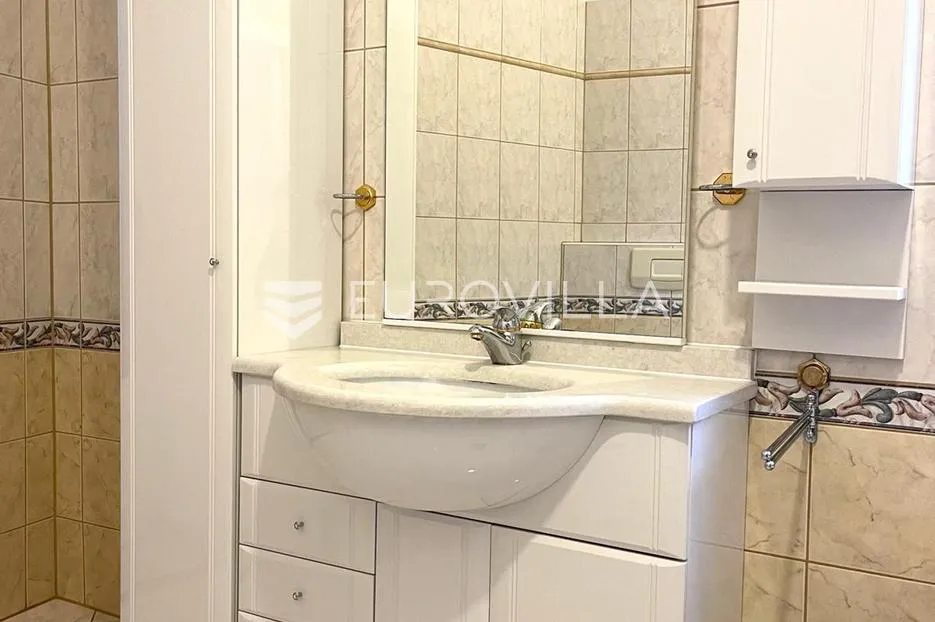 crikvenica, kuća sa 4 apartmana i 2 poslovna prostora, centar, pogled na more - slika 11