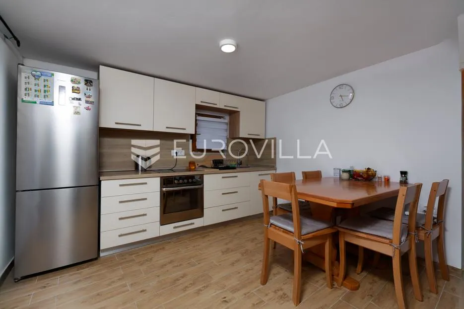 krk, malinska, šarmantna kuća u nizu od 100 m² s dodatnim studiom apartmanom - slika 2
