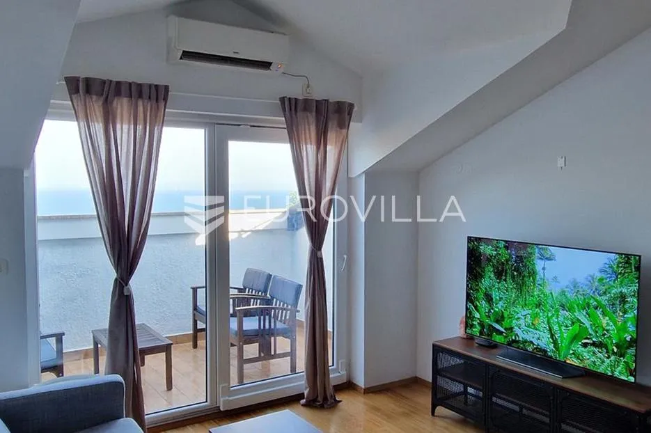 Pobri, stan 77 m² u potkrovlju s pogledom na Kvarner - Pobri, Opatija