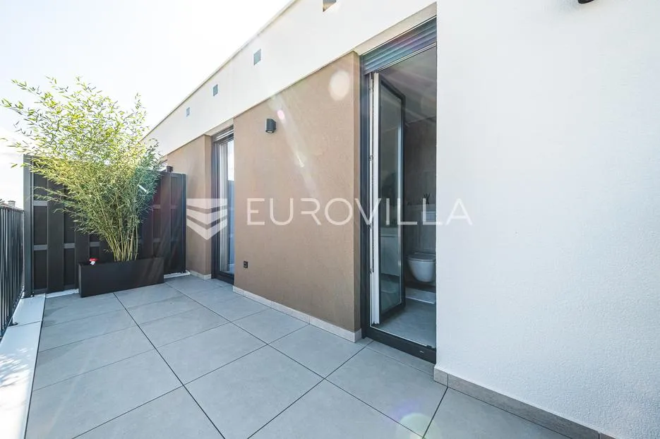 blato, novouređen trosoban penthouse nkp 68 m2 - slika 17
