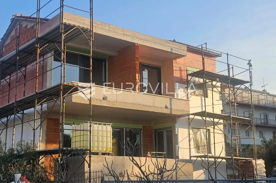 primošten, predgrađe nova kuća od 250 m², tri sobe i pogledom na more 100 m od plaže - slika 2