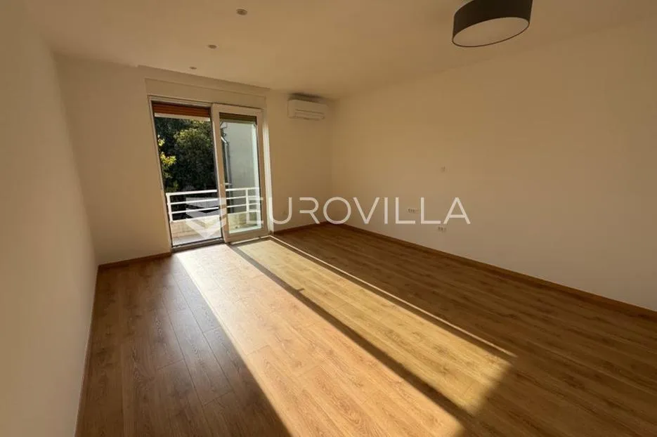 Rijeka, Vojak, adaptiran stan površine 97 m² s balkonom