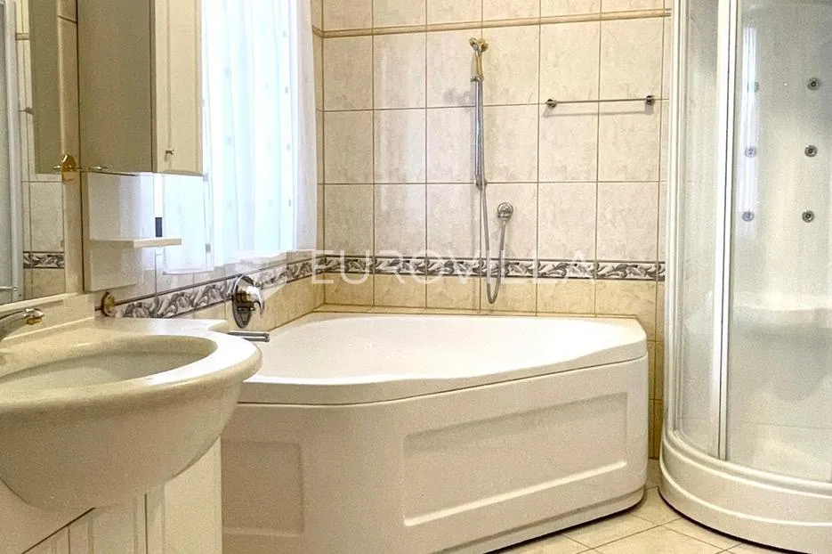 crikvenica, kuća sa 4 apartmana i 2 poslovna prostora, centar, pogled na more - slika 9