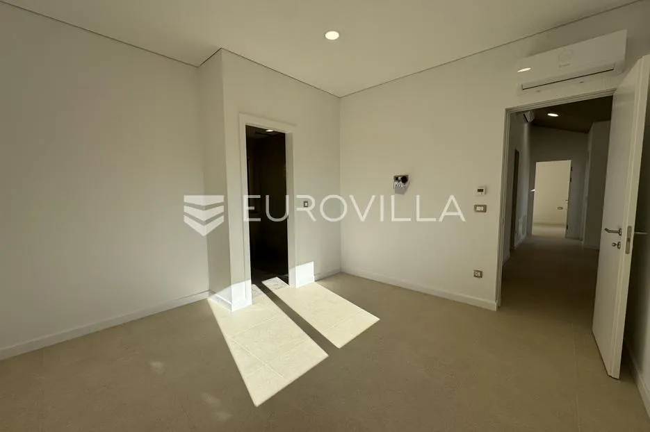 istra, majkusi, moderna prizemnica 160 m² s grijanim bazenom i uređenom okućnicom - slika 7