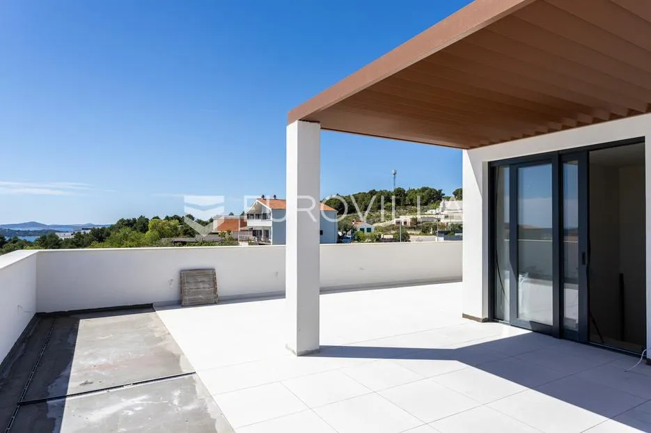 vodice, luksuzan stan na tri etaže s bazenom i krovnom terasom s panoramskim pogledom na more - slika 17