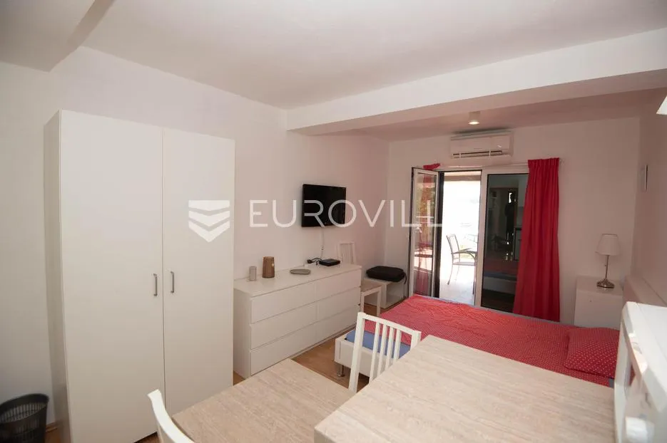 tisno, ekskluzivna apartmanska kuća prvi red do mora s panoramskim pogledom i brodicom - slika 30