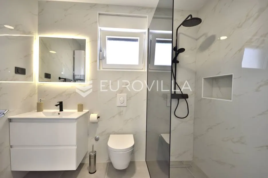 vodice, prekrasna vila s apartmanima - slika 10