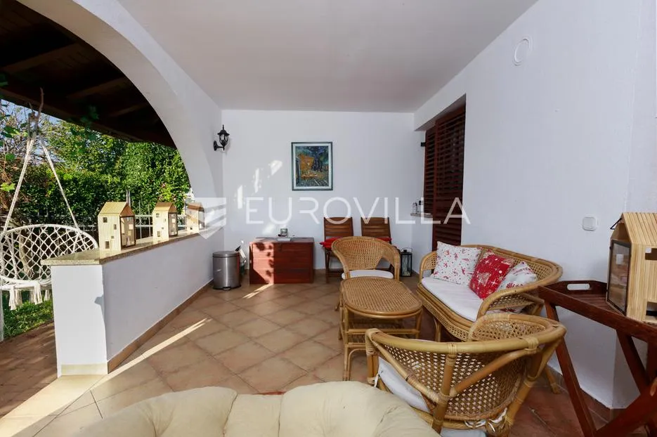 krk, malinska, trosoban stan 72 m² s privatnom okućnicom od 96 m² i parkingom - slika 18