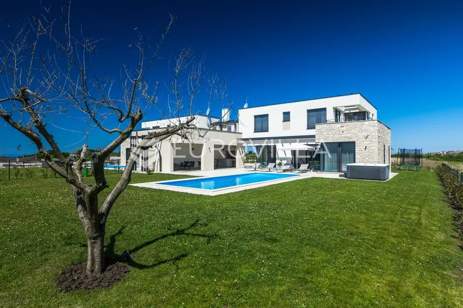 istra, brtonigla, moderna vila s bazenom i jacuzzijem - slika 7