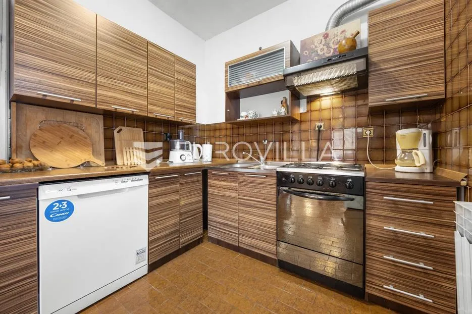 ližnjan, prostrana apartmanska kuća s tri stambene jedinice i vrtom - slika 8