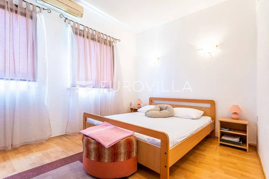 trogir, kuća na tri etaže s dvorom i pogledom na more - slika 9