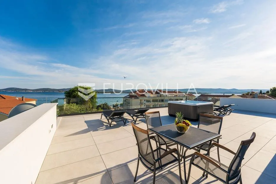 zadar, sveti filip i jakov, luksuzni dvoetažni penthouse s jacuzzijem, 2. red do mora - slika 2