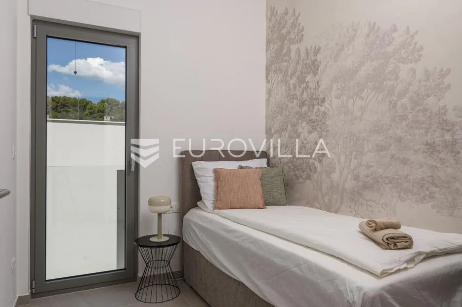 trogir, čiovo, luksuzan penthouse sa krovnom terasom i bazenom - slika 22