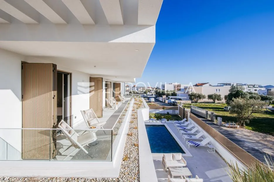 zadar, luksuzna vila s bazenom, savršen spoj elegancije i komfora - slika 52