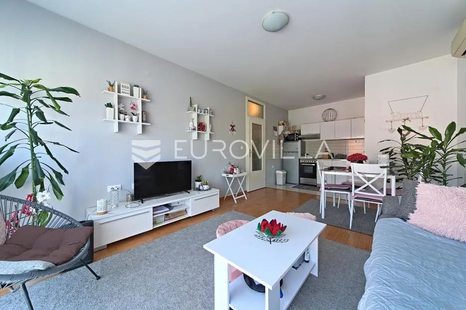 osijek, gornji grad, prodaja elegantnog dvosobnog stana u novijoj zgradi, površine 47,36 m² - slika 3