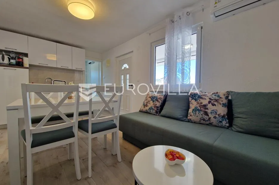 vir, simpatičan trosoban apartman svega 80 m od plaže s prostranom terasom - slika 2