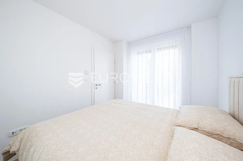 blato, novouređen trosoban penthouse nkp 68 m2 - slika 11