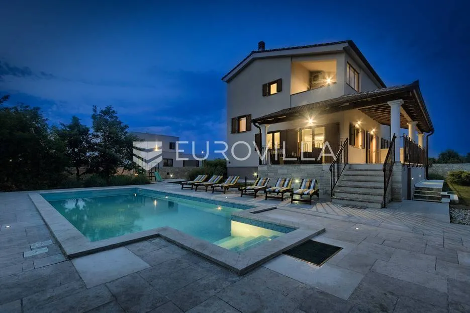 istra, svetvinčenat, 294 m² villa, bazen, jacuzzi te multifunkcionalno igralište na 2000 m² okućnice - slika 7