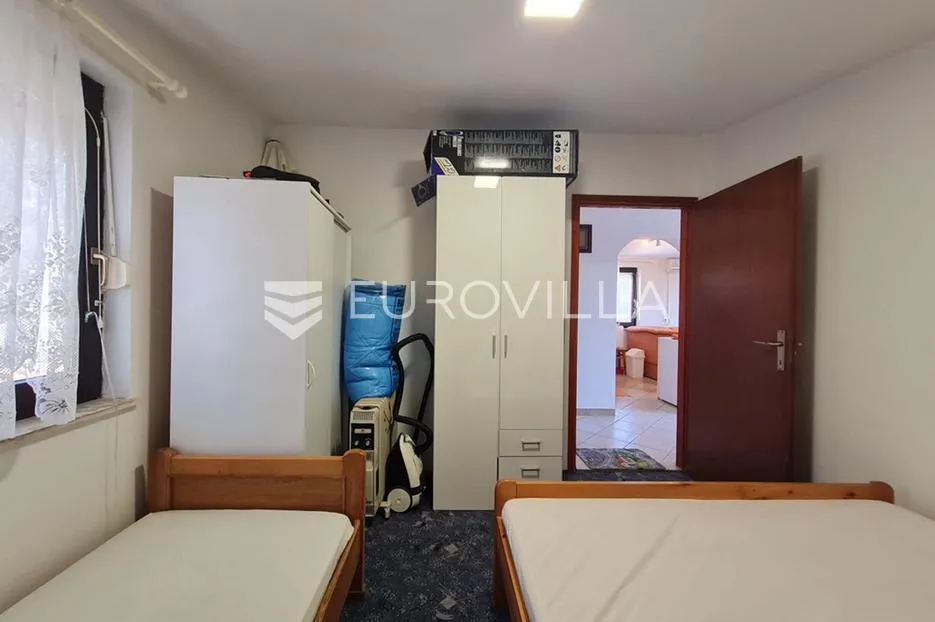 vir, nekretnina na izvrsnoj lokaciji, 40 m od mora, s dva odvojena apartmana - slika 21
