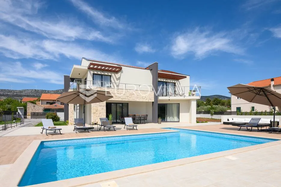 šibenik, prekrasna villa s bazenom i košarkaškim igralištem - slika 2