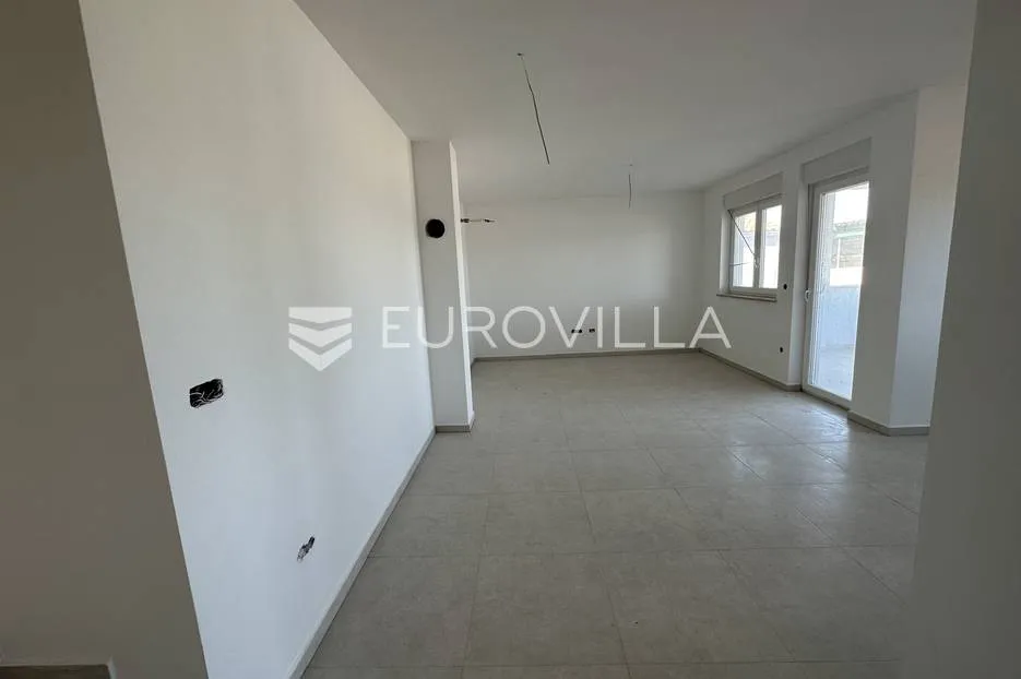 šišan, trosoban stan nkp 67 m2 i velikim vrtom od 204 m2 - slika 14