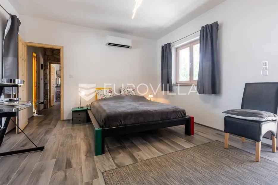 medulin, kuća s bazenom, dvije krovne terase i panoramskim pogledom na more - slika 11
