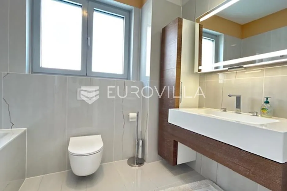 babonićeva luksuzan četverosoban penthouse - slika 19