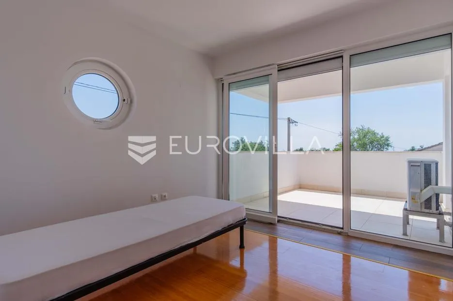 istra, poreč, unikatna dizajnerska vila s dodatnim apartmanom, wellnessom i grijanim bazenom - slika 42