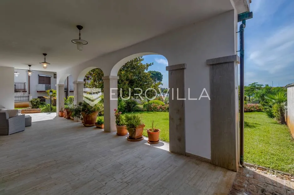 istra, umag - unikatna villa nkp 400 m2 na svega 30 m od mora - slika 11