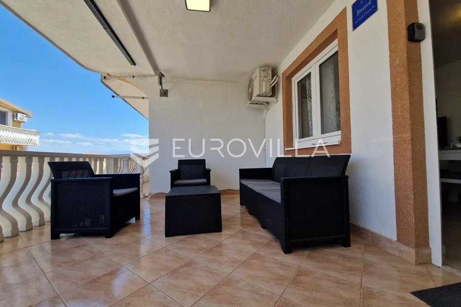 vir, simpatičan trosoban apartman svega 80 m od plaže s prostranom terasom - slika 19