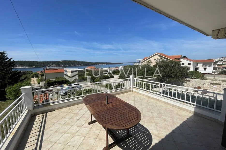 otok rab, barbat, villa sa pet apartmana 500 m² s bazenom - slika 15