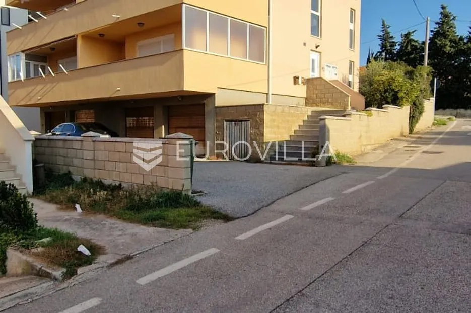 pag, novalja, tri apartmana u stambenoj zgradi - slika 1