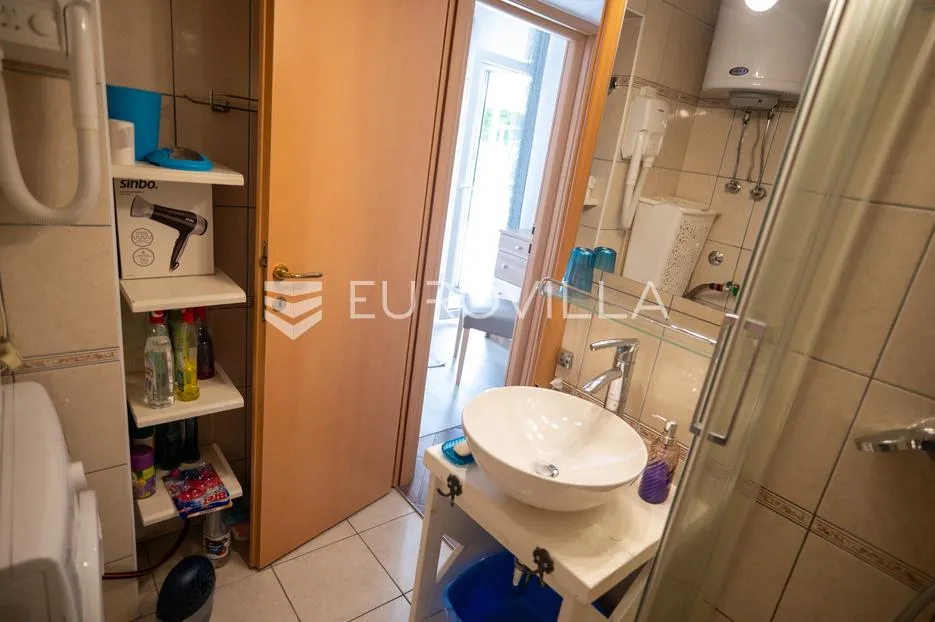 novi vinodolski, centar, dvosoban stan s velikom terasom 70 m od mora - slika 12
