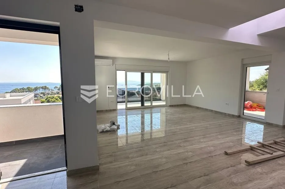 otok rab, banjol, ekskluzivan penthouse s krovnom terasom, jacuzzijem i 360° pogledom - slika 3