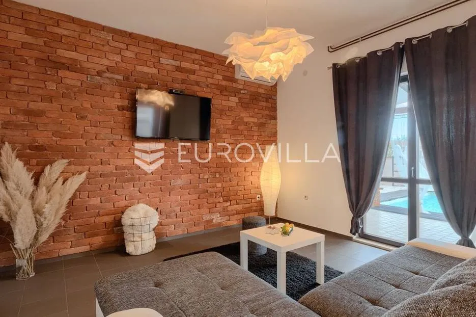 barban okolica, luksuzna vila 250 m² s sređenim vrtom, bazenom, hidromasažnom kadom i saunom - slika 14