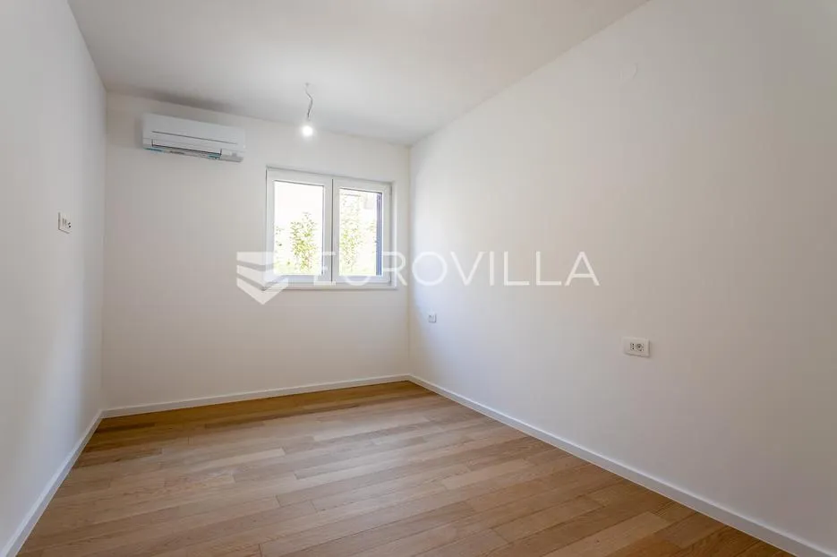 vodice, novogradnja, prostran apartman s dvorištem u centru mjesta, 148,24 m² - slika 7