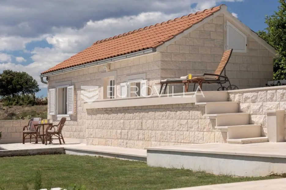brač, donji humac, tri šarmantna objekta s bazenom na zemljištu od 1780 m² - slika 6