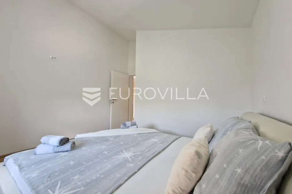 vir, elegantan trosoban apartman u centru vira, 600 m od plaže - slika 16
